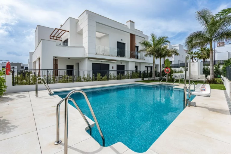 R4986877 | Townhouse in Bel Air – 3 beds, 3 baths
