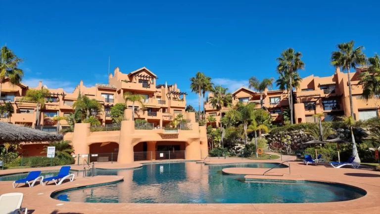 R4964176 | Middle Floor Apartment in Estepona – 2 beds, 2 baths