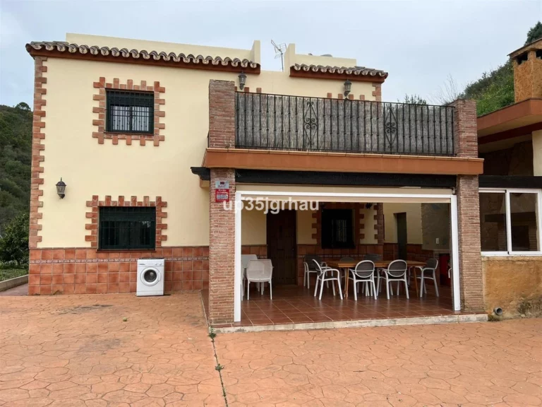 R4677964 | Detached Villa in Estepona – 6 beds, 4 baths