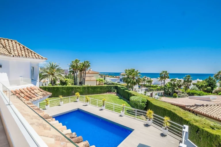 R5023975 | Detached Villa in Estepona – 6 beds, 5.5 baths