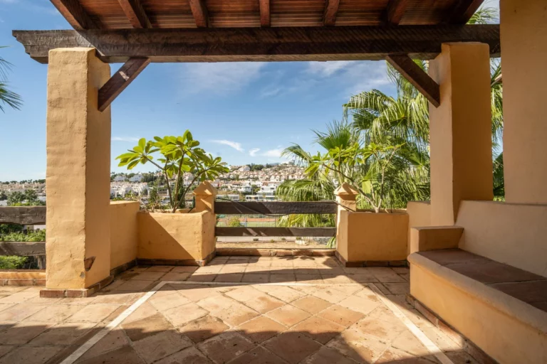 R5040361 | Middle Floor Apartment in Estepona – 2 beds, 2 baths