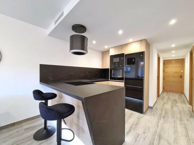 R4980601 | Middle Floor Apartment in Estepona – 3 beds, 1 baths