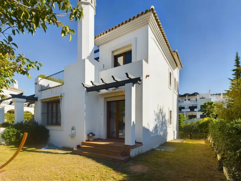 R4560457 | Detached Villa in Estepona – 4 beds, 4.5 baths