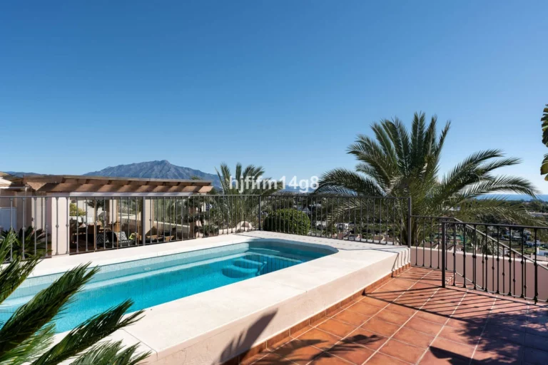 R4970107 | Penthouse Duplex in Estepona – 3 beds, 2 baths