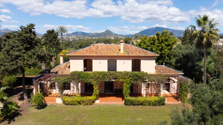 R5005864 | Detached Villa in Estepona – 4 beds, 5 baths