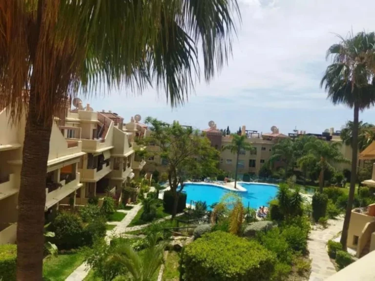 R4876687 | Middle Floor Apartment in Bel Air – 3 beds, 2 baths