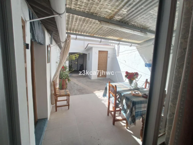 R4153975 | Semi-Detached House in Estepona – 4 beds, 2 baths