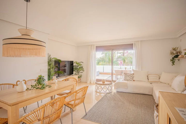 R4809211 | Middle Floor Apartment in Estepona – 3 beds, 2 baths