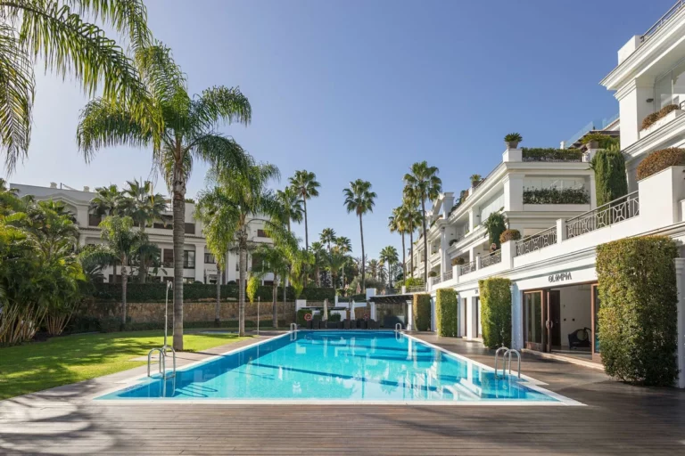 R4942156 | Ground Floor Apartment in Estepona – 3 beds, 3 baths