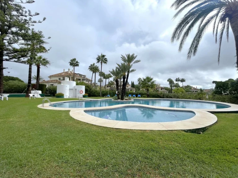 R4450252 | Top Floor Apartment in Estepona – 2 beds, 2 baths