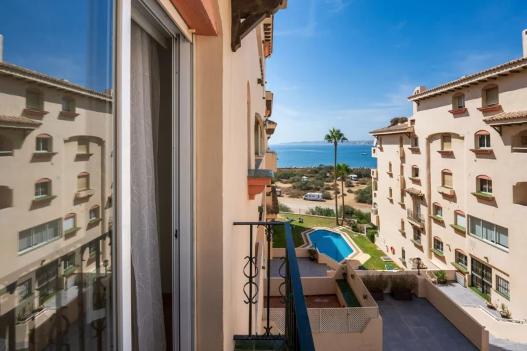 R4827367 | Middle Floor Apartment in Estepona – 2 beds, 2 baths