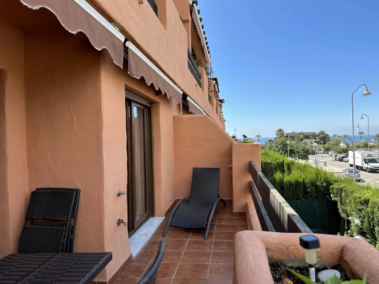 R4932598 | Middle Floor Apartment in Estepona – 2 beds, 3 baths