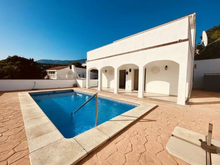 R5023111 | Detached Villa in Estepona – 3 beds, 2 baths