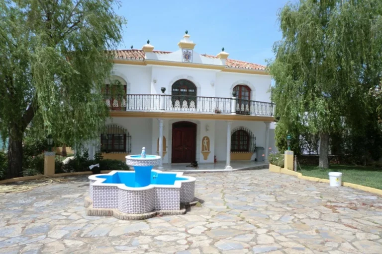 R2422430 | Detached Villa in Estepona – 5 beds, 6 baths