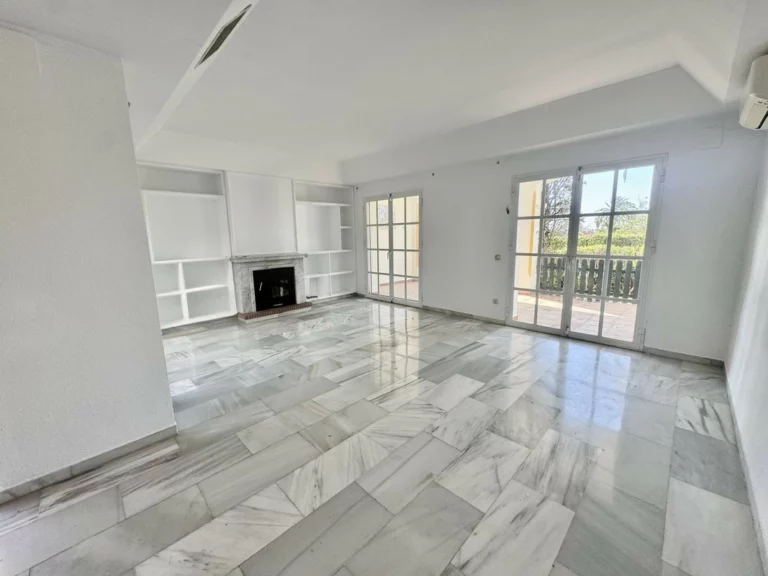 R5031898 | Townhouse in Estepona – 3 beds, 3 baths