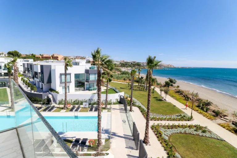 R3532918 | Townhouse in Estepona – 3 beds, 3 baths