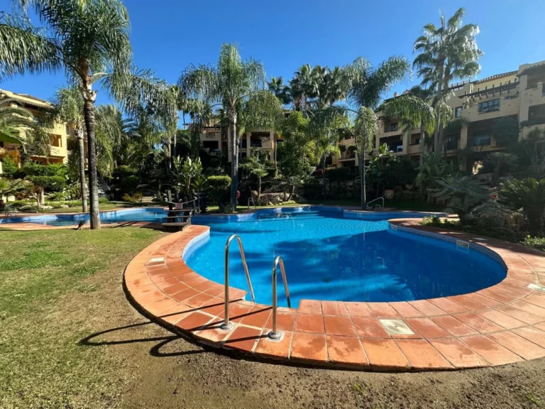 R4889800 | Middle Floor Apartment in Estepona – 2 beds, 2 baths