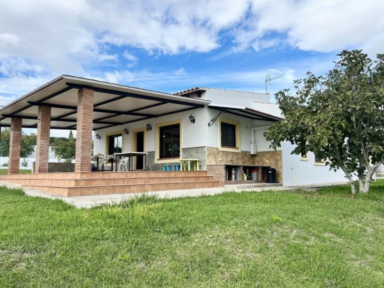 R3302554 | Detached Villa in Estepona – 3 beds, 2 baths
