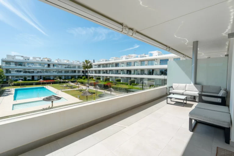 R5018062 | Middle Floor Apartment in Estepona – 2 beds, 2 baths