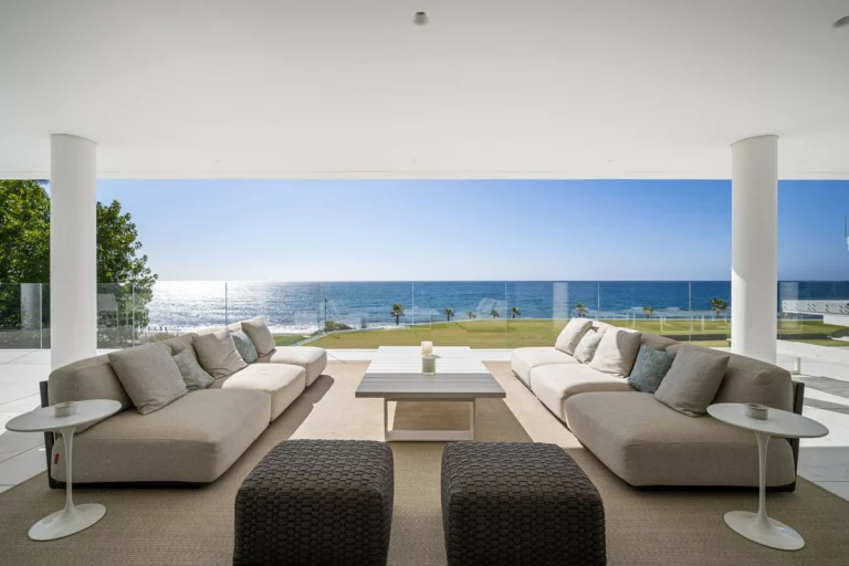R5032318 | Middle Floor Apartment in Estepona – 5 beds, 5 baths