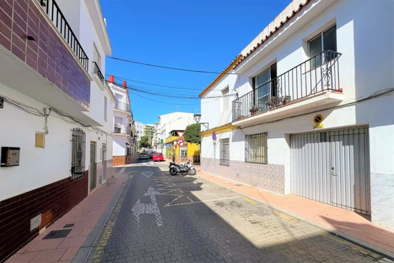 R4848109 | Townhouse in Estepona – 5 beds, 3 baths