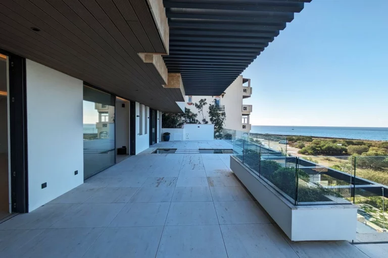 R4851298 | Middle Floor Apartment in Estepona – 4 beds, 5 baths