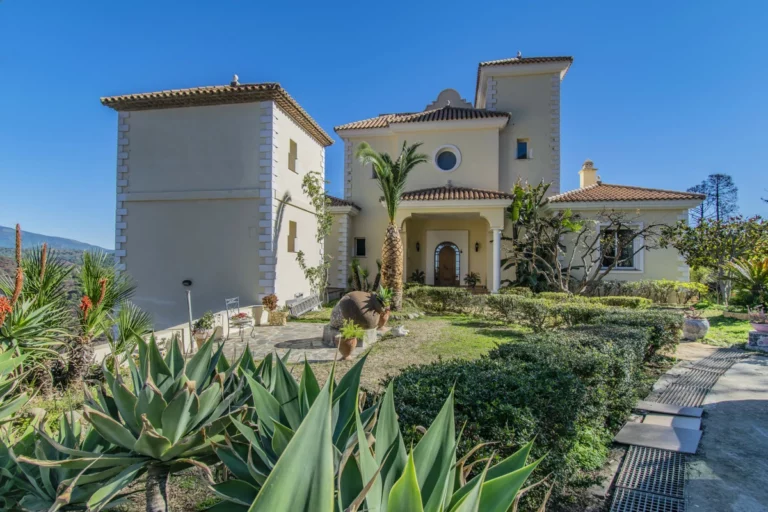 R4002823 | Detached Villa in Estepona – 7 beds, 5.5 baths