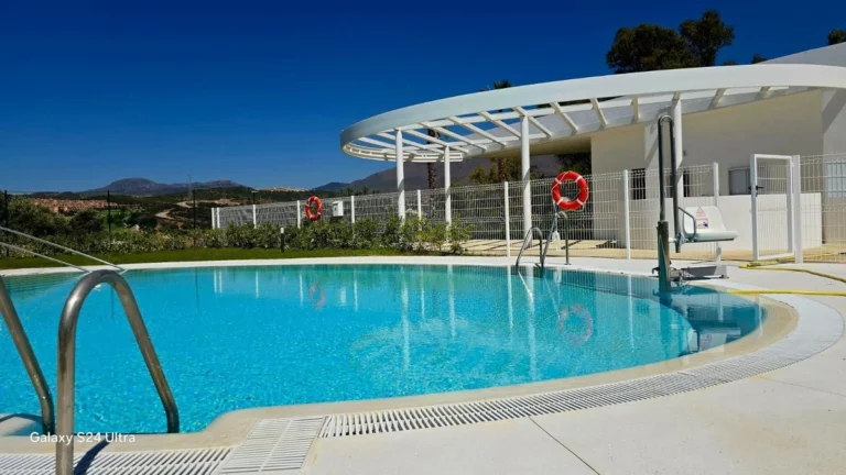 R4950940 | Middle Floor Apartment in Estepona – 3 beds, 2 baths
