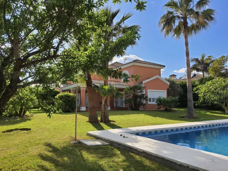 R4109128 | Detached Villa in Estepona – 4 beds, 5 baths