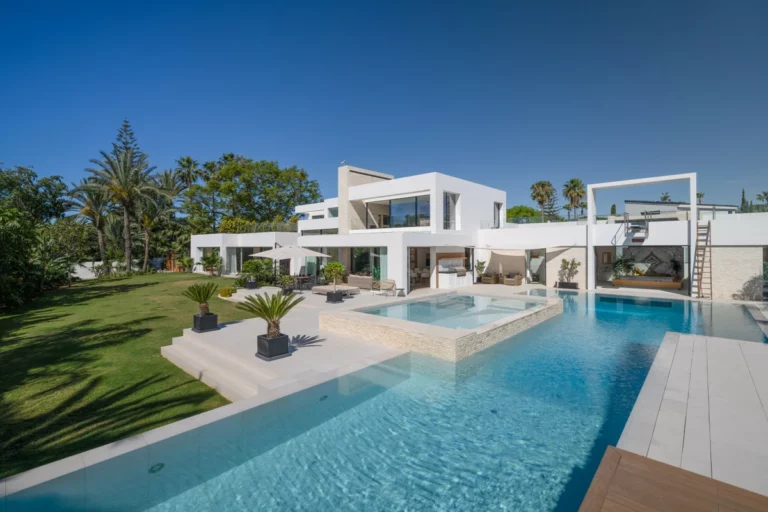 R5050729 | Detached Villa in El Paraiso – 7 beds, 5 baths