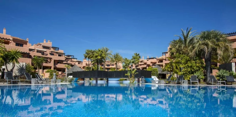R3302287 | Middle Floor Apartment in Estepona – 3 beds, 2 baths