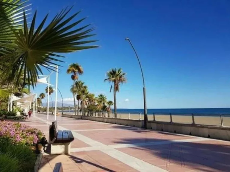 R4930378 | Middle Floor Apartment in Estepona – 3 beds, 1 baths