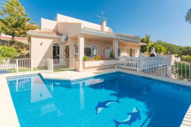 R3770659 | Detached Villa in Estepona – 4 beds, 2 baths