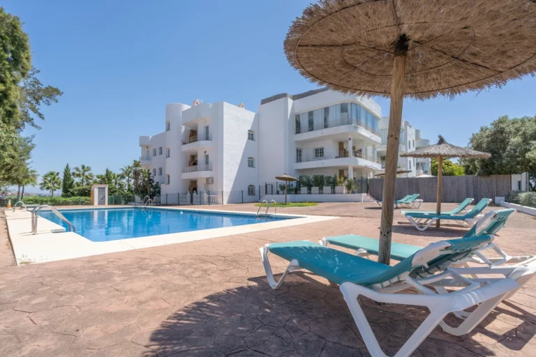 R5021467 | Middle Floor Apartment in Estepona – 2 beds, 2 baths