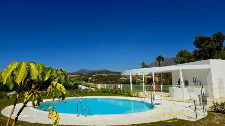 R4810156 | Middle Floor Apartment in Estepona – 3 beds, 2 baths