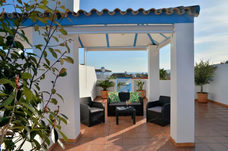 R4994044 | Top Floor Apartment in Estepona – 2 beds, 1 baths