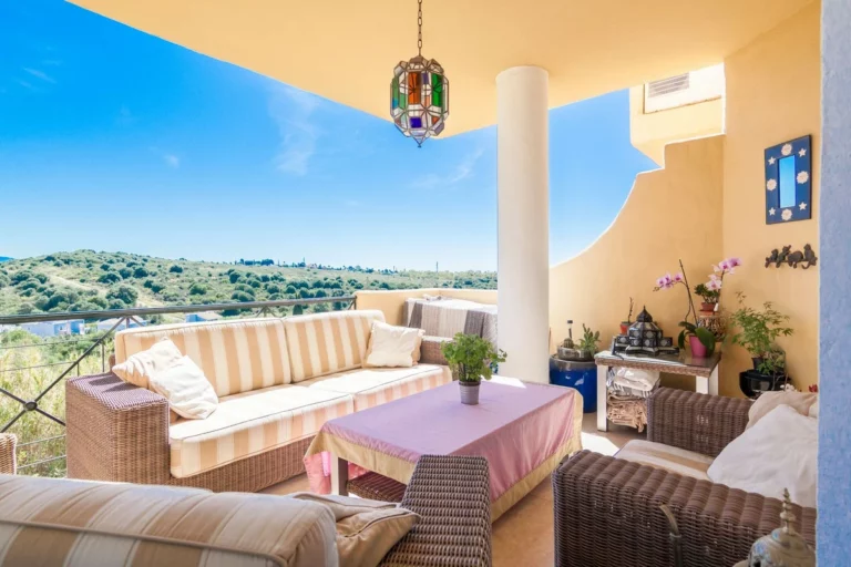 R4930351 | Middle Floor Apartment in Bel Air – 2 beds, 2 baths