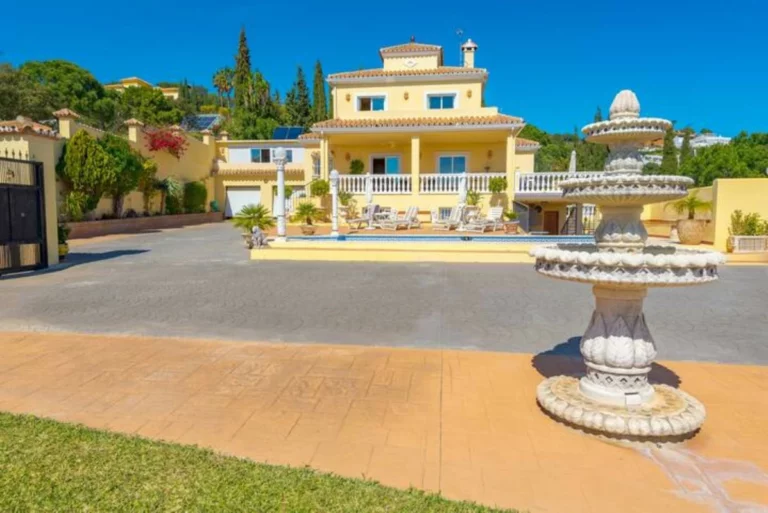 R4967965 | Detached Villa in Estepona – 7 beds, 6 baths