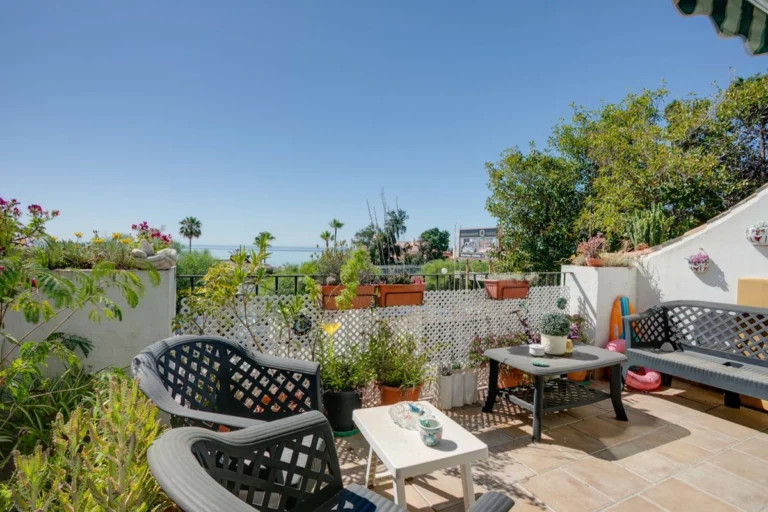 R5048164 | Top Floor Apartment in Estepona – 2 beds, 1 baths