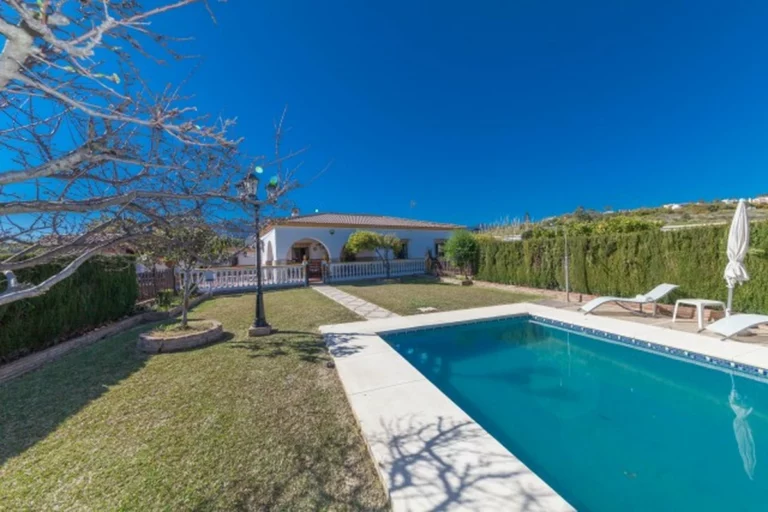 R4417387 | Detached Villa in El Padron – 3 beds, 3.5 baths