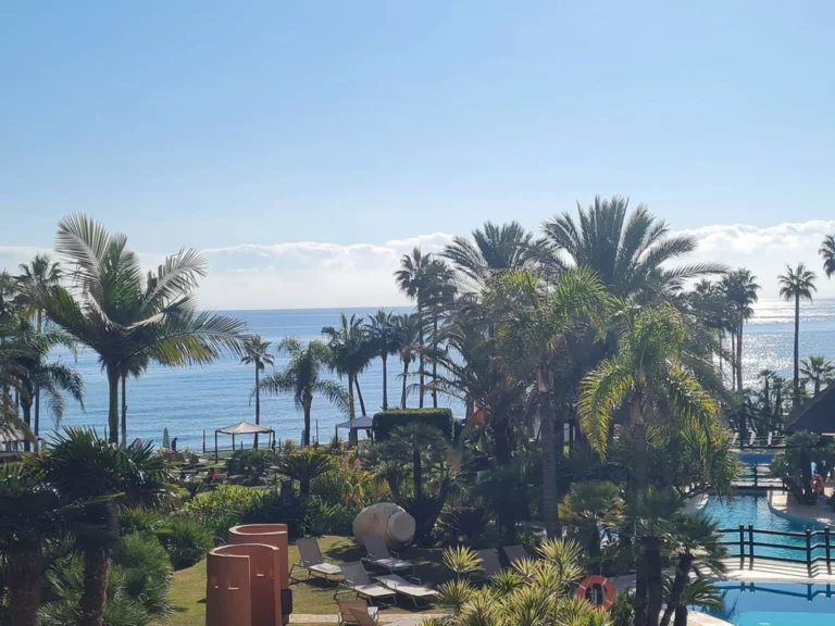 R4070902 | Middle Floor Apartment in Estepona – 2 beds, 2.5 baths