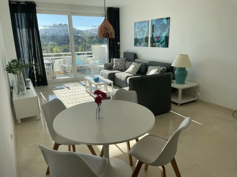 R4897816 | Middle Floor Apartment in Estepona – 2 beds, 2 baths