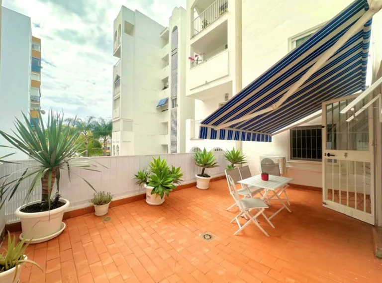 R5015161 | Middle Floor Apartment in Estepona – 3 beds, 2 baths