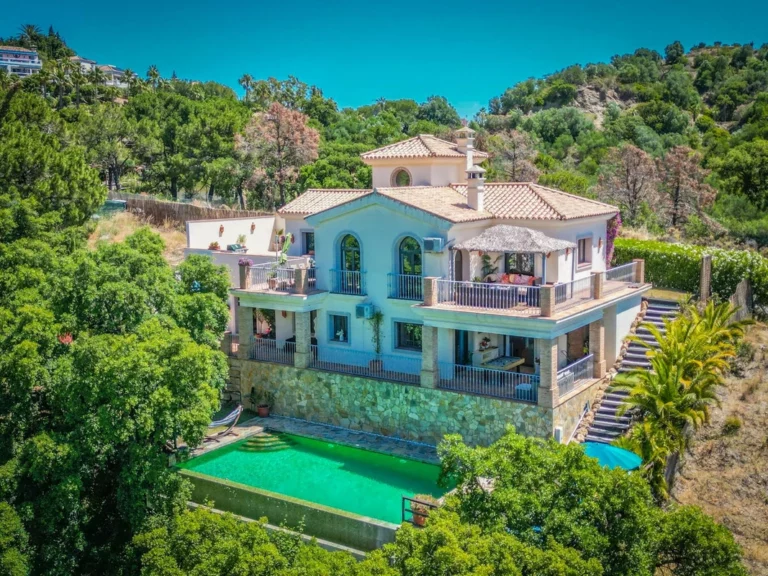 R4743550 | Detached Villa in Estepona – 3 beds, 3 baths