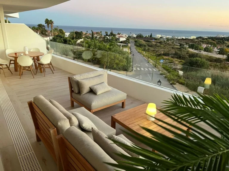 R4212142 | Middle Floor Apartment in Estepona – 3 beds, 2 baths