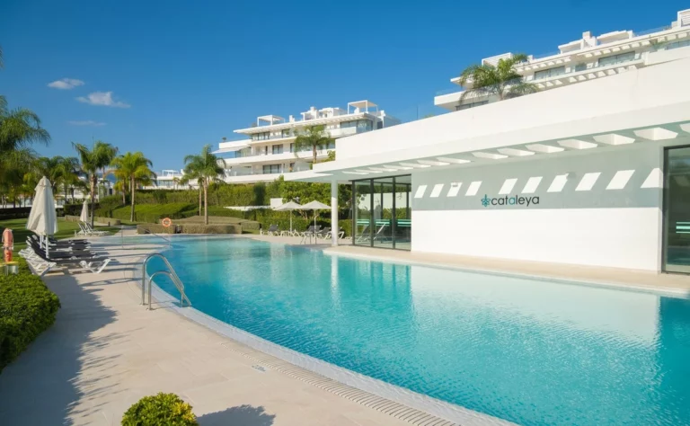 R4969492 | Middle Floor Apartment in Estepona – 3 beds, 2 baths