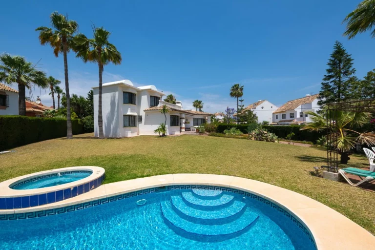 R4746721 | Detached Villa in Estepona – 3 beds, 3 baths