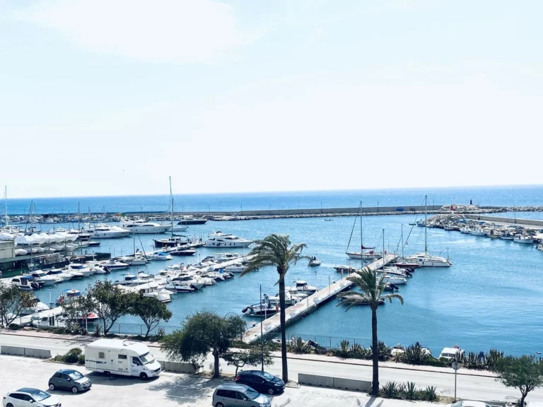 R4306012 | Townhouse in Estepona – 5 beds, 5 baths