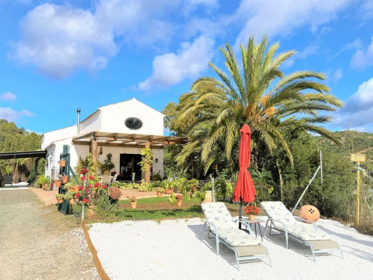 R4834960 | Detached Villa in Estepona – 2 beds, 1 baths