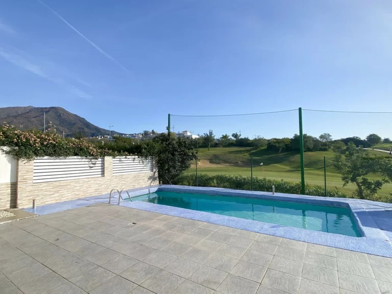 R4921282 | Semi-Detached House in Estepona – 5 beds, 4 baths